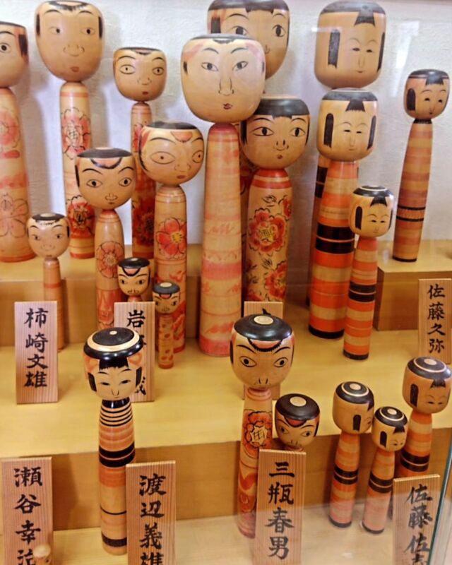 小芥子って、書けますか？
東京も今日は☃なので、雪のなかの
#東北旅行
を思い出しました。

They are called 'kokeshi' , they're very Japanese traditional dolls, made from woods at Tohoku- Area, northern Japan.
Especially in the North part, there 's been abandant woods from old times
and pepole made Komas for boys,  Dolls for girls as a kid toy.
If we look closely, their apperanse are very interesting, are each one is
different as like a baby👶

#コケシ　
#小芥子　
#秋田こけし　#大湯コケシ館　#秋田県鹿角市

よく見ると、典型系な日本人の赤ちゃんの姿でした。
コケシをマジマジと初めて鑑賞しました。
昔は、子供の玩具としてお土産に贈り物として作られていたのですね。
昔と言っても、気の遠くなるような、
今から1,300年も昔、称徳天皇の時代に遡るそうです🛕
東北には、地域や作り手によって顔や形が違ったのですね。。
古代浪漫に思いを寄せると、そんな古代に自分はいませんご、ノスタルジアのような、不思議な、でもあたたかい気持ちになりました。