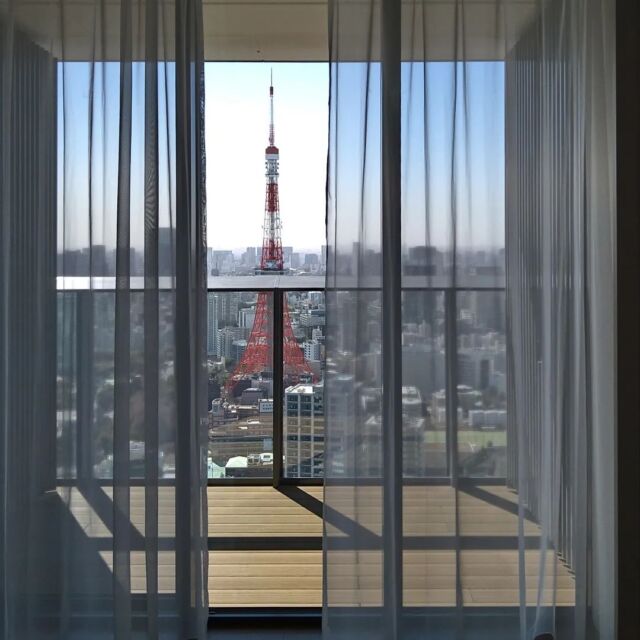 What a super wonderful view from a window!
I wonder why we all love the TokyoTower.

We're here, just in front the TokyoTower　on over 40th at Toranomon hills residencial tower.

Please enjoy the days in the sky!✨🥳

333Mある、東京タワーを見下ろして、東京湾を遠くに眺めます。

素晴らしい景色。
今、東京で一番旬な高層ビルのひとつの部屋です。
ここはマンション内に入ってもシーンと静まり返っているように感じます。人の気配が全くしない、、不思議なところ。。

カーテンの隙間から除くインターナショナルオレンジカラーが美しい。

#タワーマンション　#オーダーカーテン
#森ビル #虎ノ門　#インテリアコーディネート #遮熱カーテン #東京デザインセンター　#ファブリスタ　#東京タワー 　#東京絶景